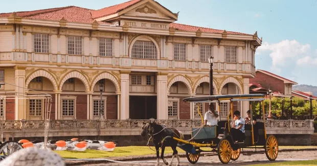 horse draggin carriage